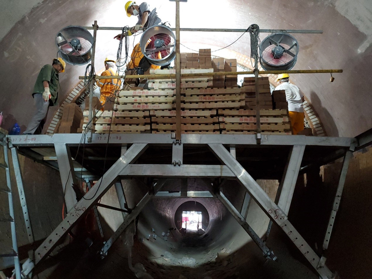 新疆回轉(zhuǎn)窯用耐火磚施工現(xiàn)場